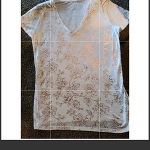 White and gold t-shirt size L